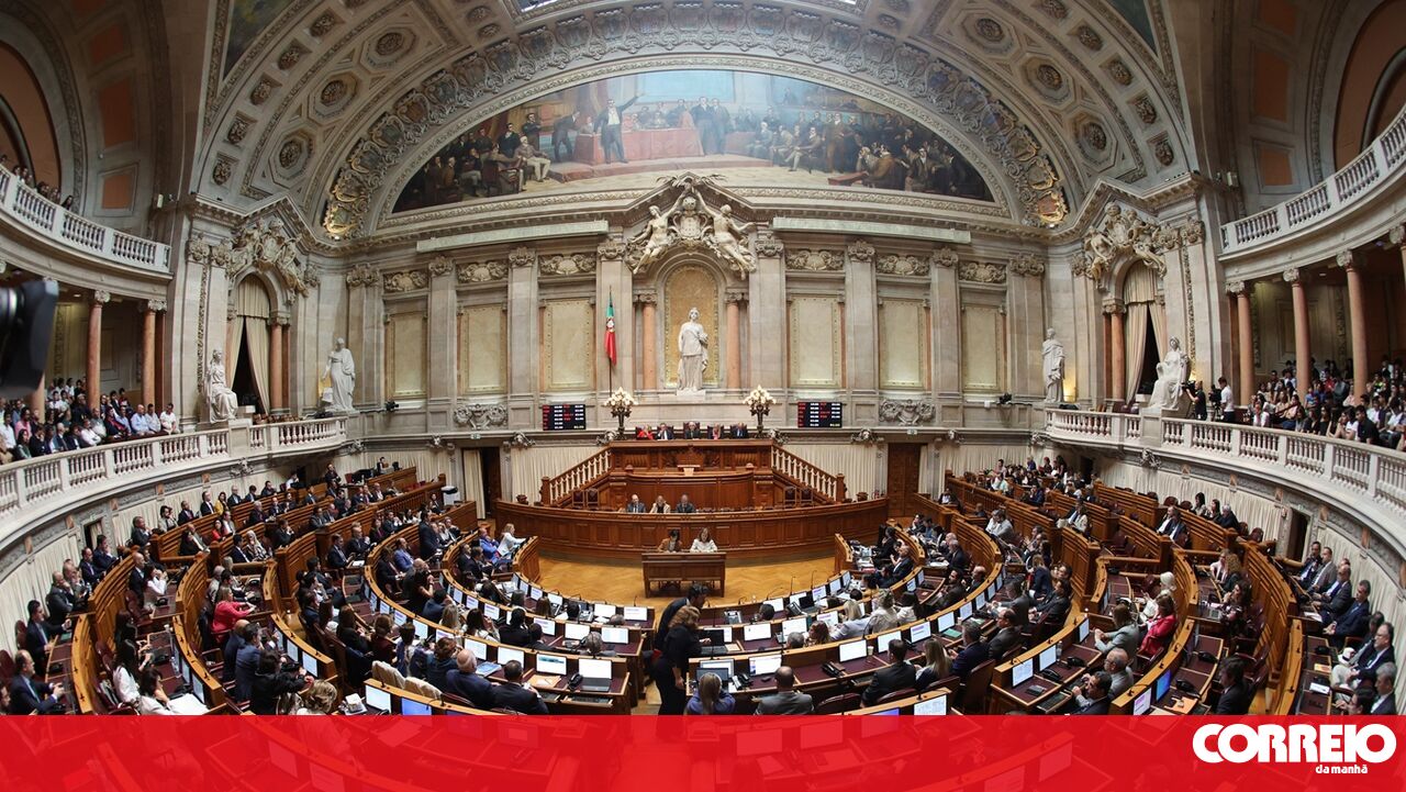 O Parlamento aprovou uma proposta legal de transferir as instruções de salário mínimo na política da UE
