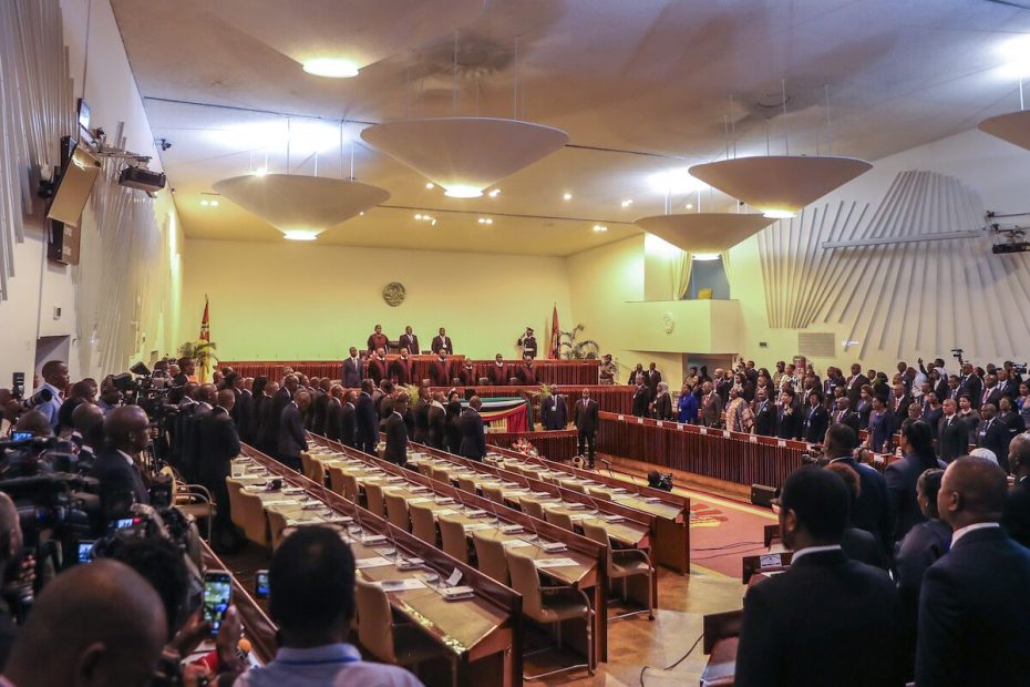 O Parlamento de Moçambique toma posse. Foram quatro festas, mas duas nem apareceram
