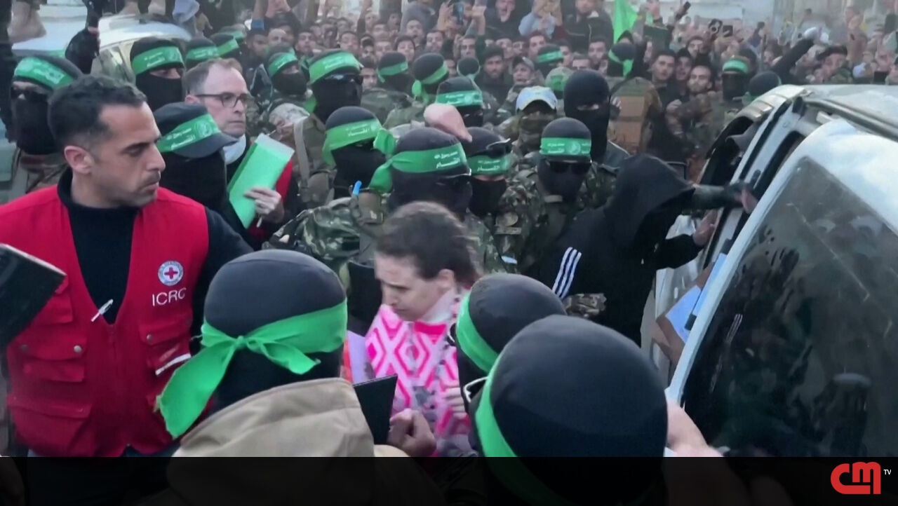 O momento em que três reféns libertados pelo Hamas são entregues à Cruz Vermelha – Vídeo
