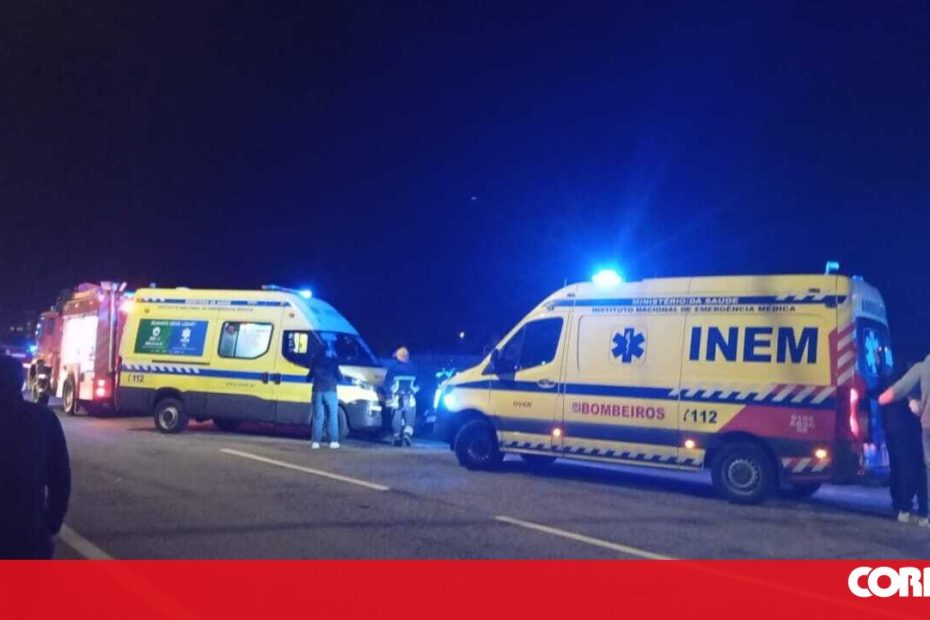 O motorista de motocicletas colide com colisão oval de carros portugueses