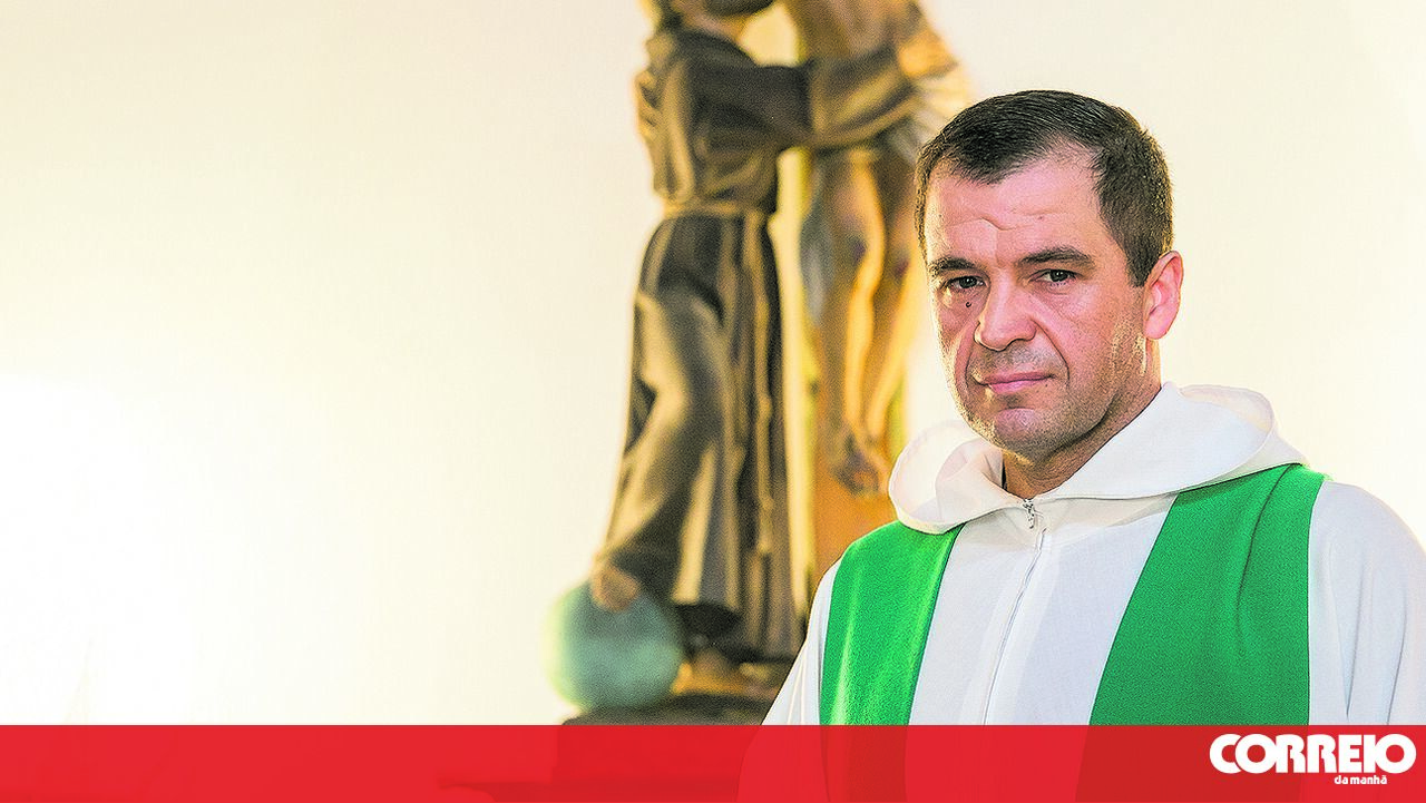 O padre Lisboa convida os funcionários da paróquia a realizar três pessoas portugal