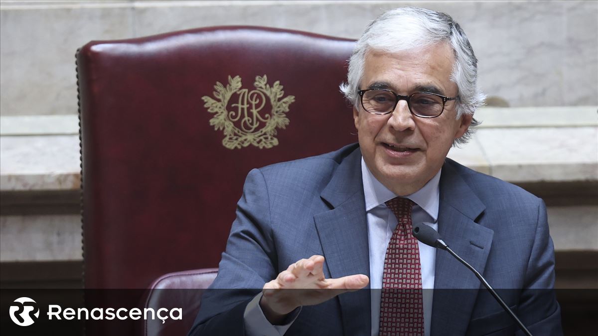 Onde está sentado Miguel Arruda? A posição do deputado é em semicírculo, causando interrupção do trabalho