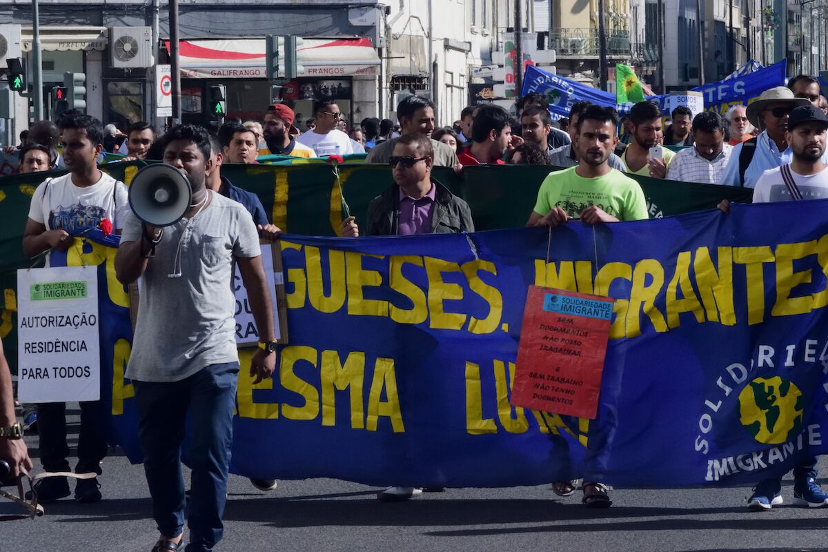 Os eleitores do PSD, PS e Chega estão unidos na oposição à imigração. Jornal português destaca discriminação