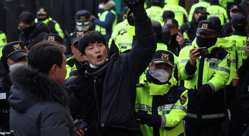 Pelo menos 40 pessoas detidas na Coreia do Sul por causa de protestos contra presidente deposto