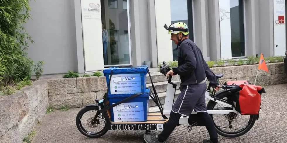 Pequenos negócios dependem de entregas de bicicletas para evitar engarrafamentos no Porto