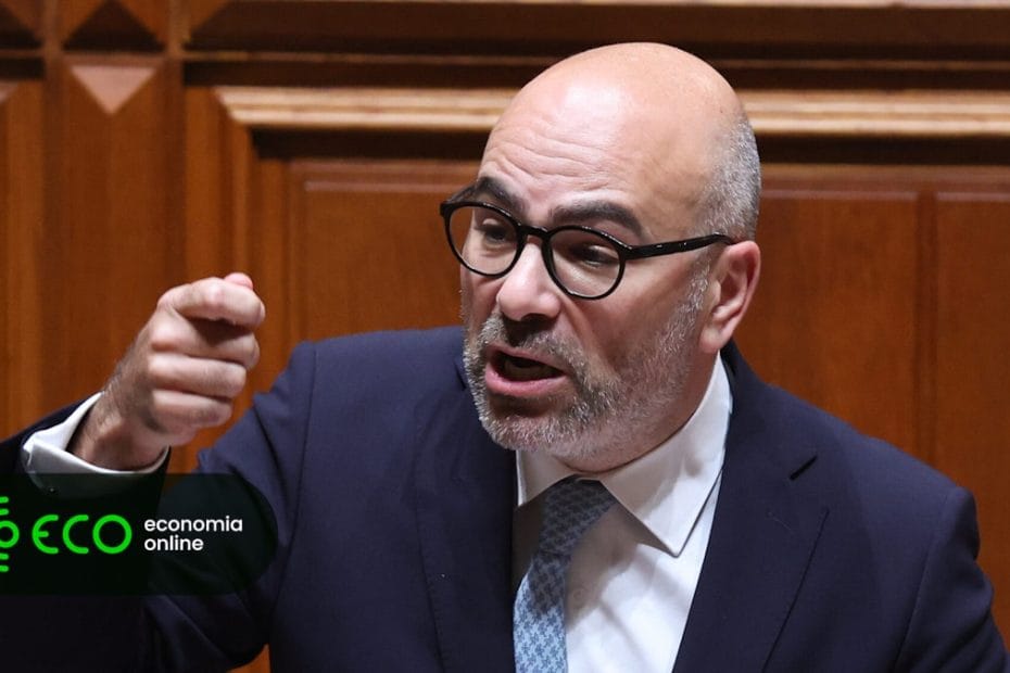 Pinto Luz chamado ao Parlamento sobre custo do novo aeroporto