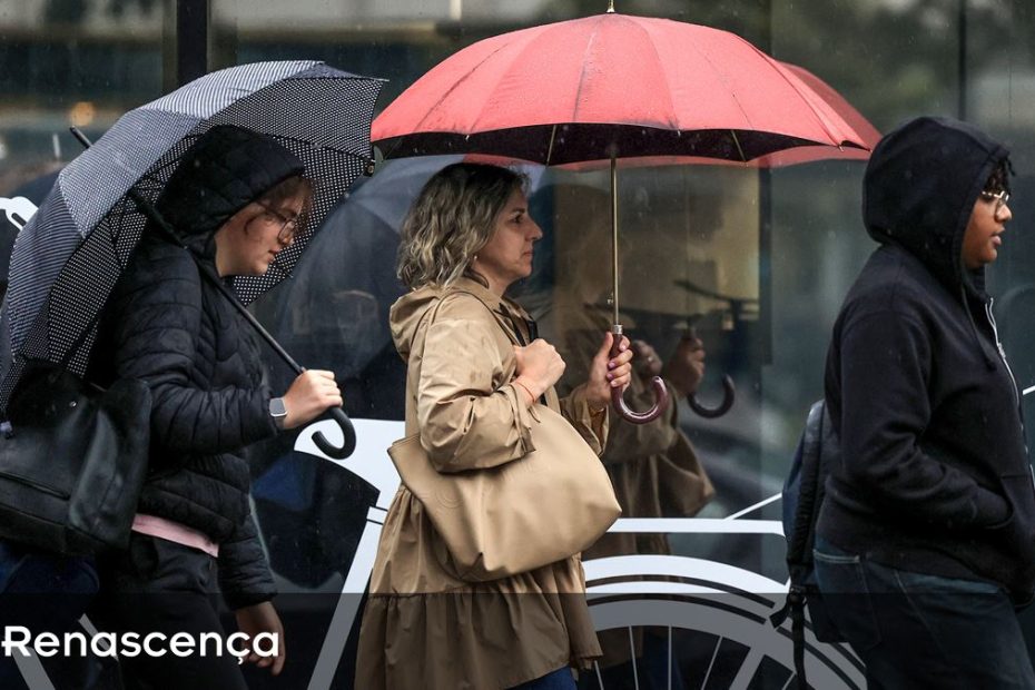 Portugal vai emitir aviso até quarta-feira devido a chuva e perturbações das ondas