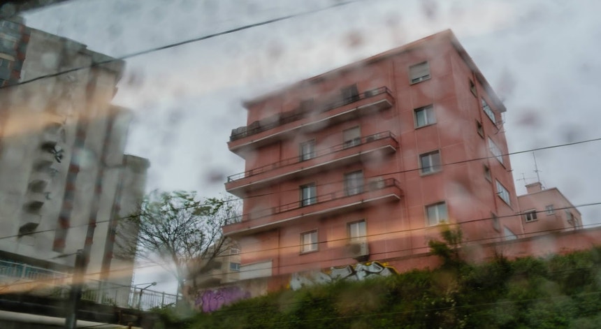 Portugal vai emitir aviso até quarta-feira devido a chuva e perturbações das ondas