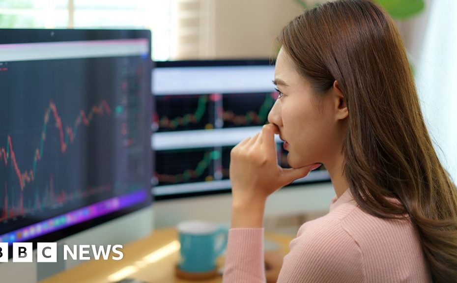 Pound gains as borrowing costs fall after inflation surprise