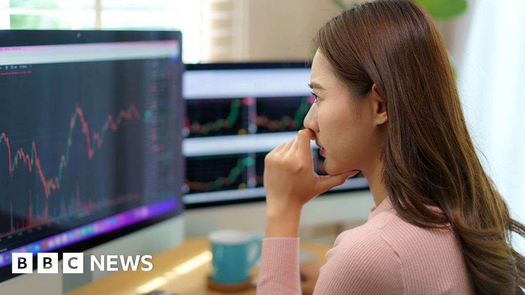 Pound gains as borrowing costs fall after inflation surprise