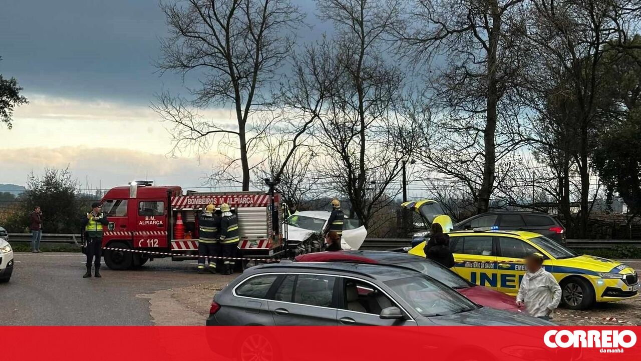 Quatro automóveis colidiram na N118 em Alpiarza, Portugal, duas pessoas ficaram gravemente feridas