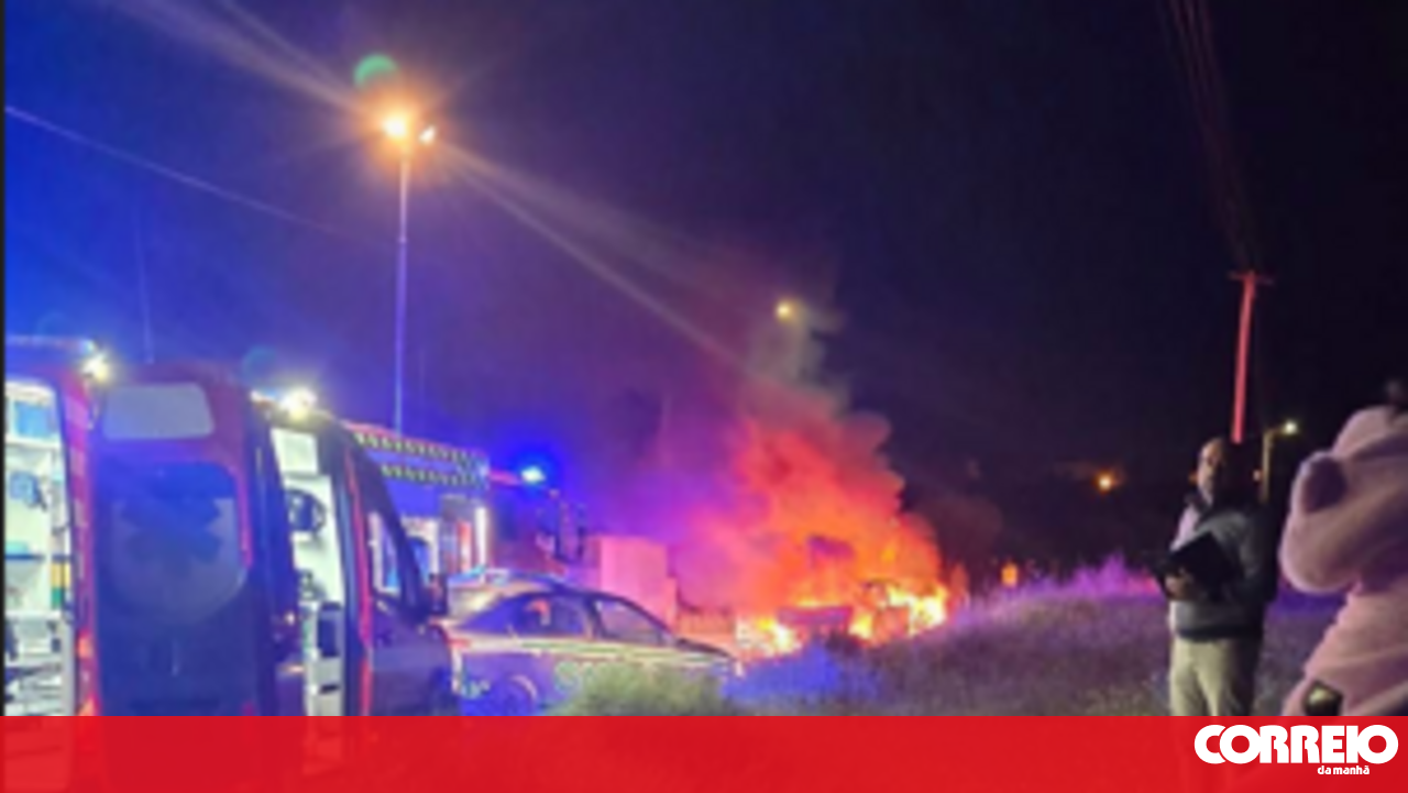Quatro feridos em colisão entre dois automóveis em Torres Vedras, Portugal
