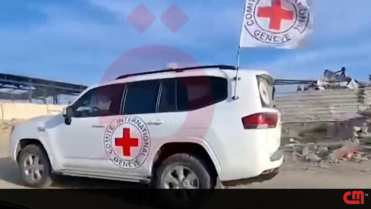 Reféns libertados pelo Hamas agora pertencem à equipe da Cruz Vermelha – Vídeo