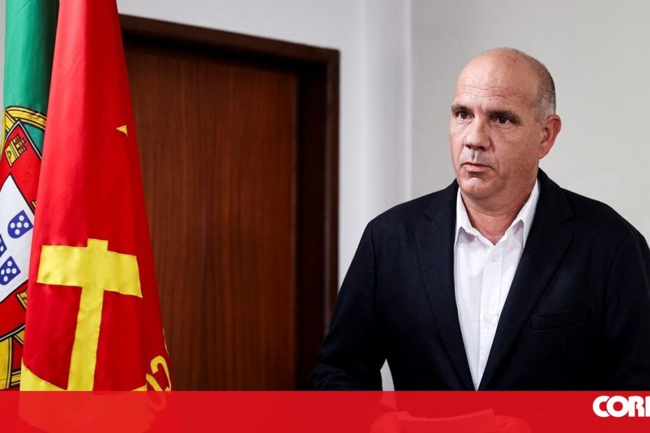 Secretário-geral do PCP diz que Montenegro tem mais motivos para estar chateado após expulsão do SNS - Política