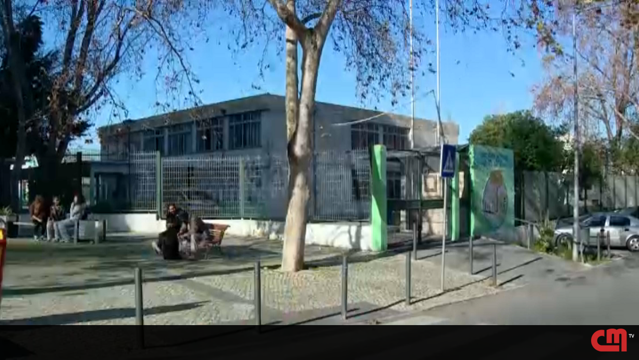 Sete jovens feridos em combate com armas brancas perto de escola em Lisboa – vídeo