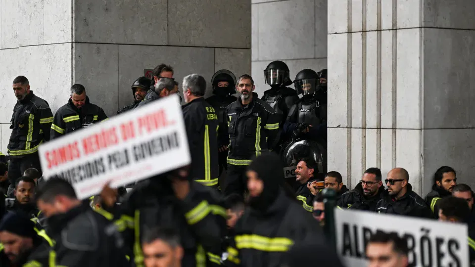 Montenegro alerta que as negociações do governo com os bombeiros chegaram ao limite