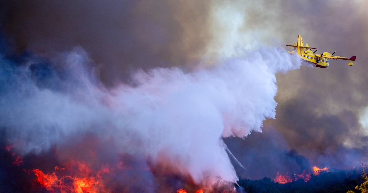 Superscoop planes fighting wildfires are 'robust, reliable' — and rare