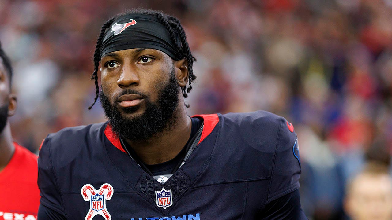 Texans' Chris Boyd throws helmet and shoves TE coach after kickoff in playoff game against Chiefs
