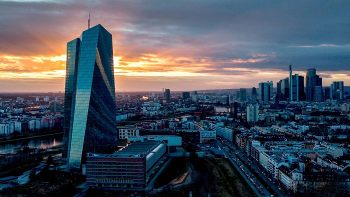 The European Central Bank warned the euro zone economy "anti -wind" because it reduced 2.75 %