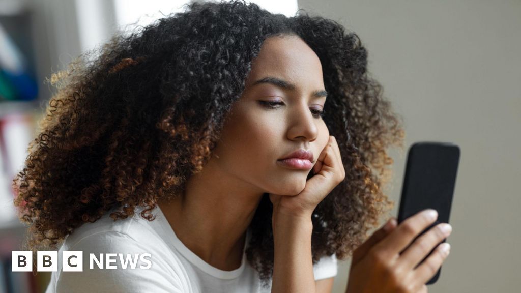 Thousands of people were cut off after waiting 70 minutes at HMRC, report finds