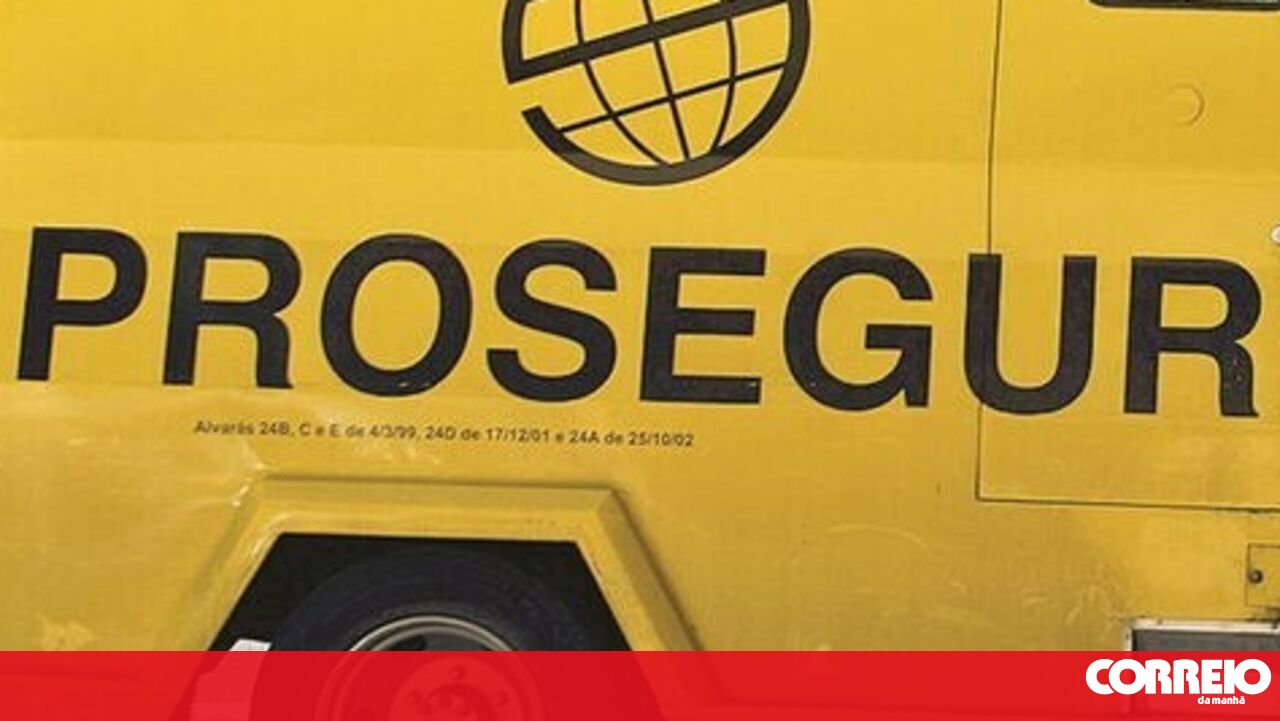 Três homens mascarados roubam uma mala contendo dinheiro, mas o segurança ativa o alarme de fumo em Pova de Santa Ilia, Portugal