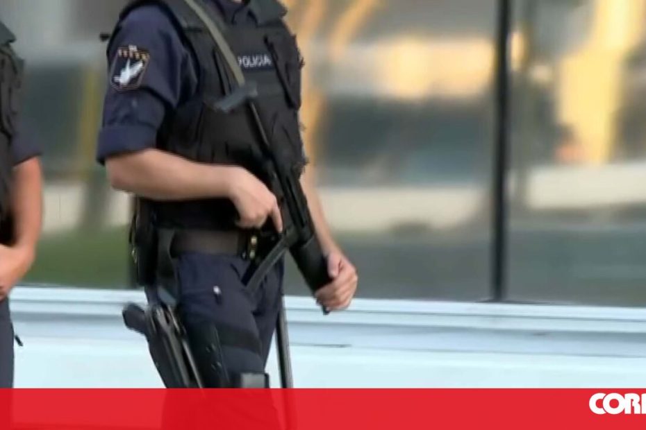 Três roubos de pessoas com uma grande faca portugues