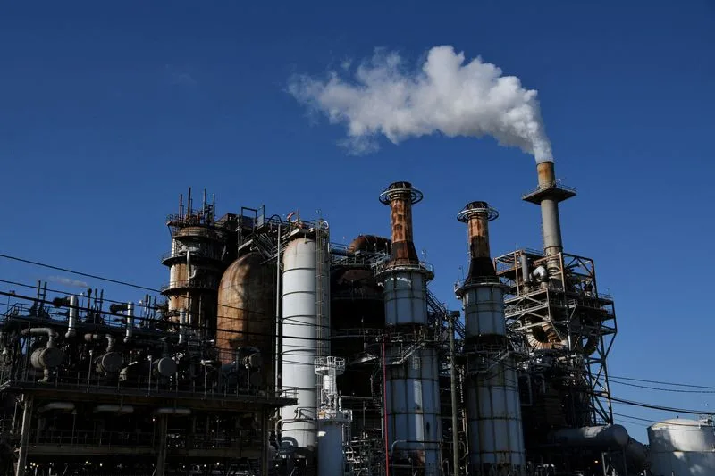U.S. refiners face tough year as investor sentiment turns negative