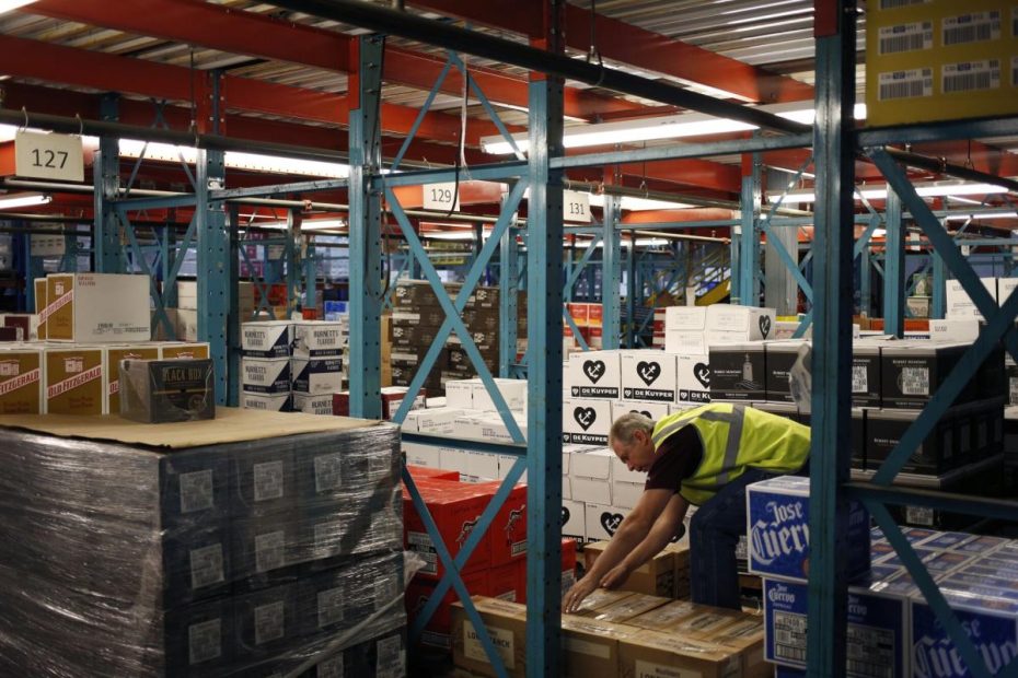 U.S. wholesale inflation unexpectedly slows as food prices fall