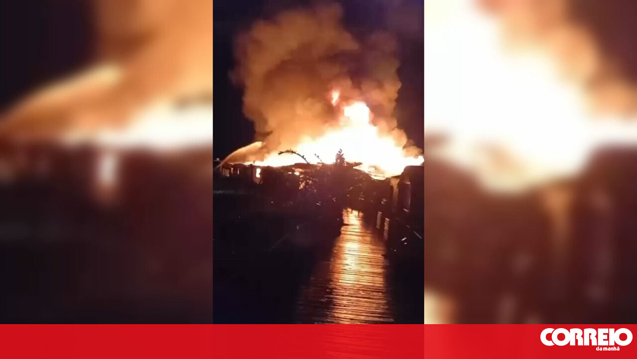 Um restaurante na costa portuguesa da Caparica está em chamas
