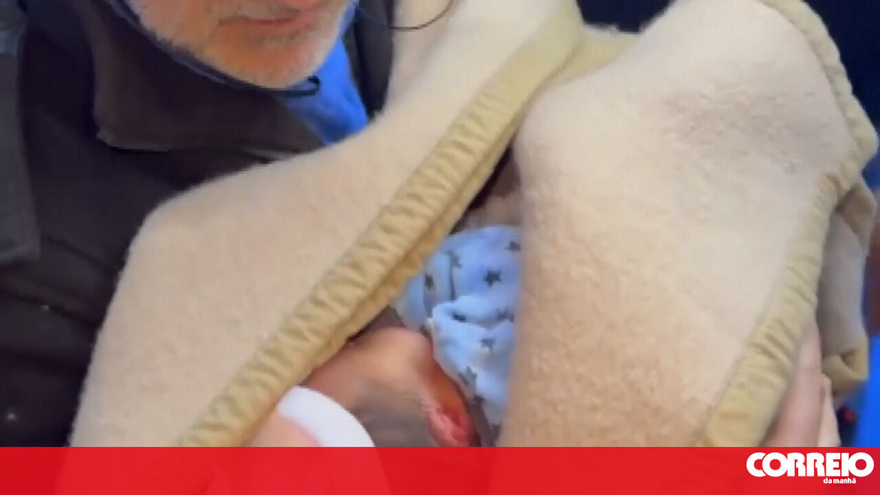 Uma mulher fingiu ser uma enfermeira recém-nascida, um dia no mundo da Itália