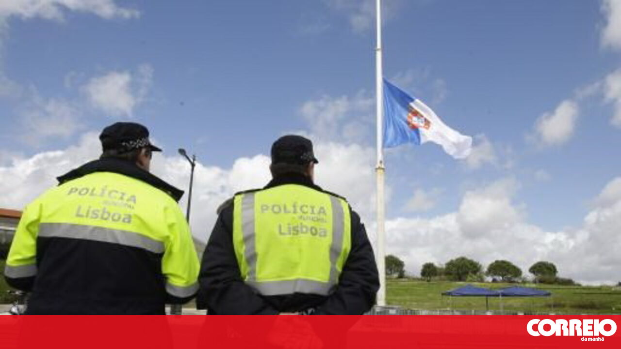 Vendedores ambulantes atacam polícia municipal durante operação de fiscalização no centro de Lisboa, Portugal