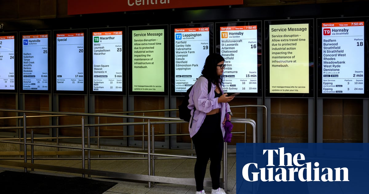 Wet, late and frustrated Sydney commuters say they're 'fighting' against unions | Transport