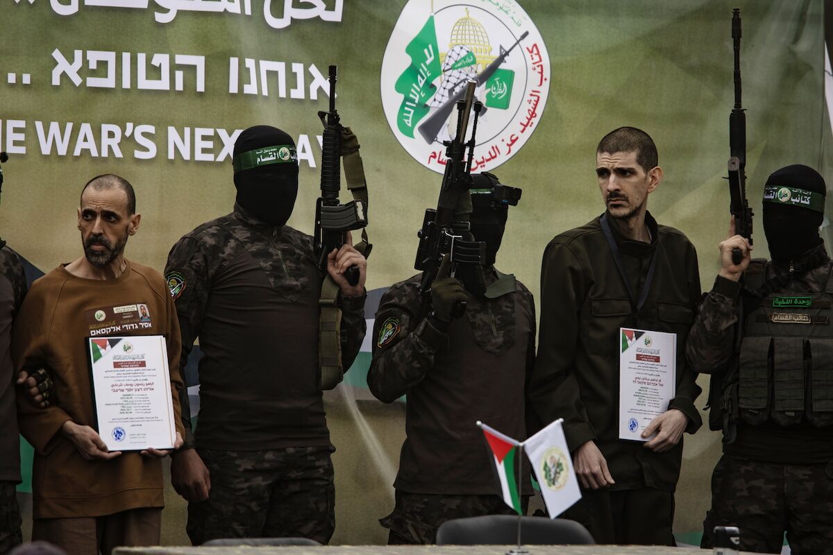 A Cruz Vermelha exige dignidade nas trocas de reféns. O Hamas avisa o cessar -fogo pode travar
