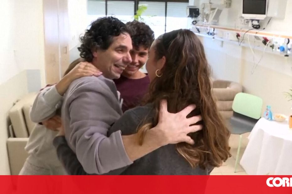 Abraço, sorriso e lágrimas: reféns liberados e fotografia de reunião de família