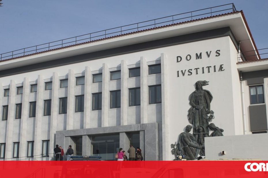 As pessoas usam a colher de pedreiro para tentar matar Vila Nova da Barquinha-Portugal