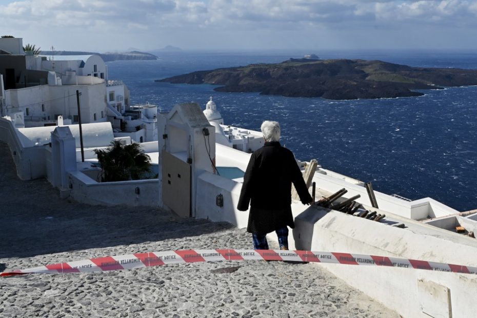 As the tremor continues, the evacuation of Santorini Island in Greece continues