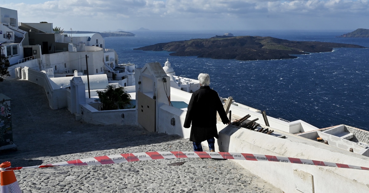 As the tremor continues, the evacuation of Santorini Island in Greece continues
