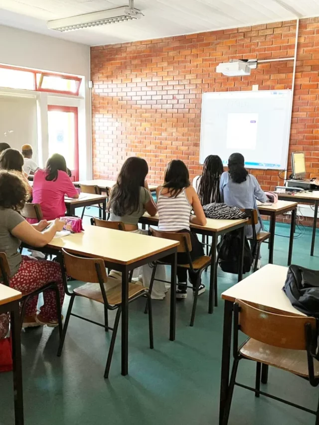 Diretor escolar da Moita, há um episódio de advogados de violência revisando os regulamentos dos alunos
