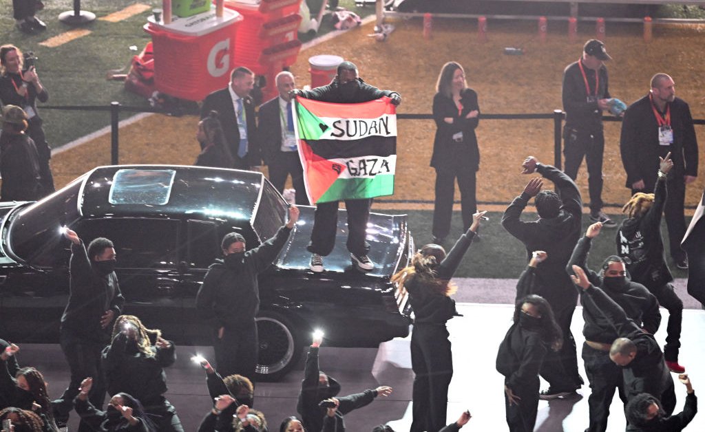 Does Kendrick Lamar support the Palestinian flag protest during the Super Bowl?