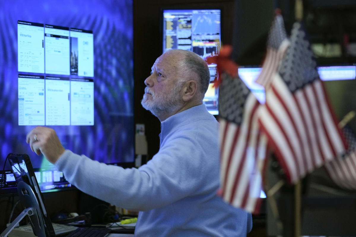 Dow, S&P 500, NASDAQ Edge, Amazon Set to Highlight Revenue