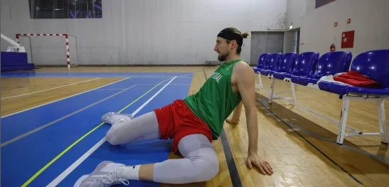 Fazendo história perto do time de basquete masculino