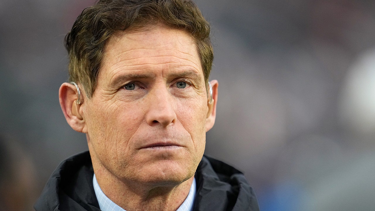 Hall of Fame member Steve Young at Aaron Rodgers