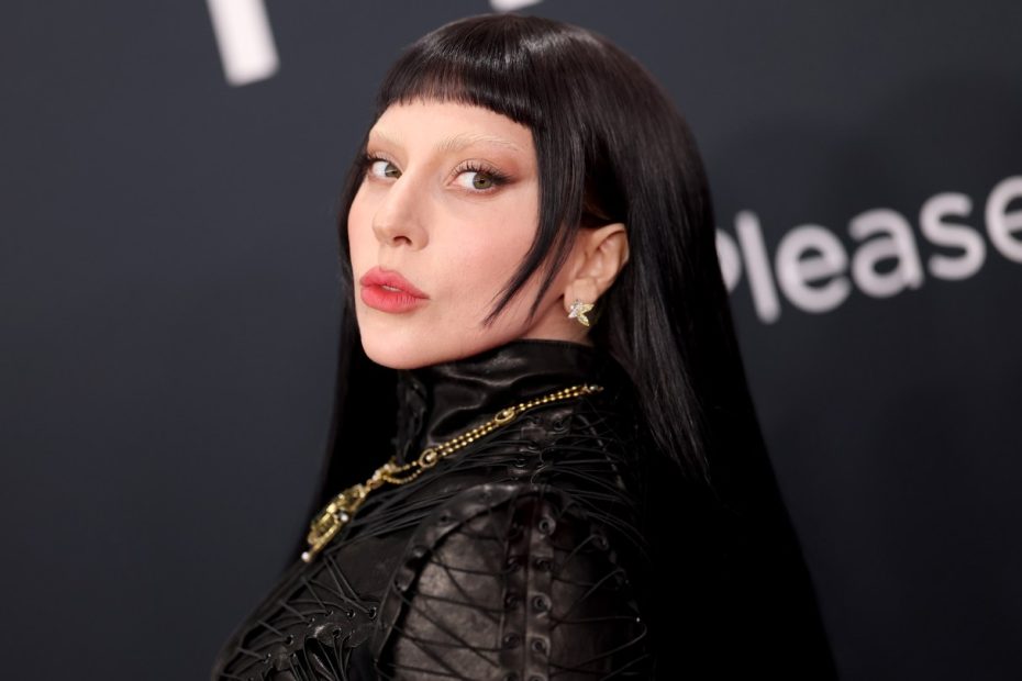 Lady Gaga performs surprise tribute and starts the pre-match Super Bowl