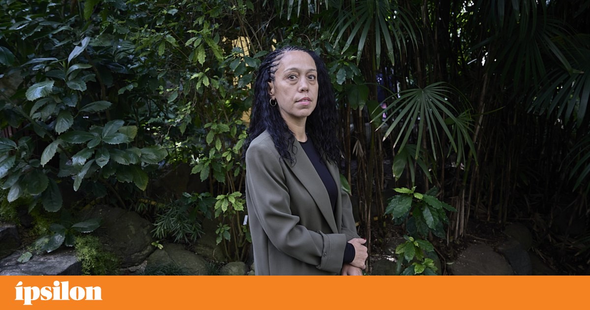 Mónicade Miranda apresenta projeto na Bienal de Sharjah nos Emirados Árabes Unidos |