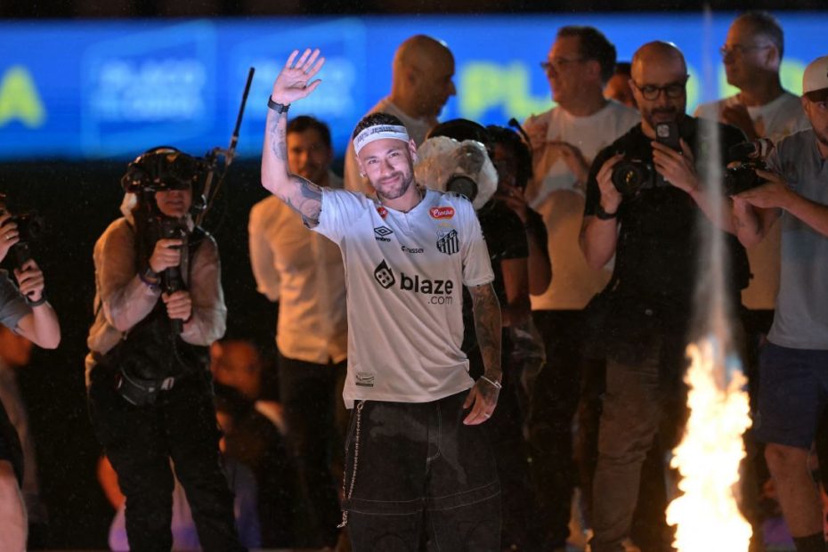Neymar's emotional Santos returns, with luxurious rituals above