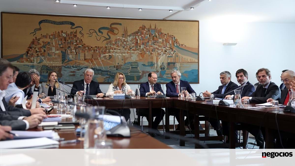 O governo ouviu os impostos dos parceiros sociais hoje-a economia