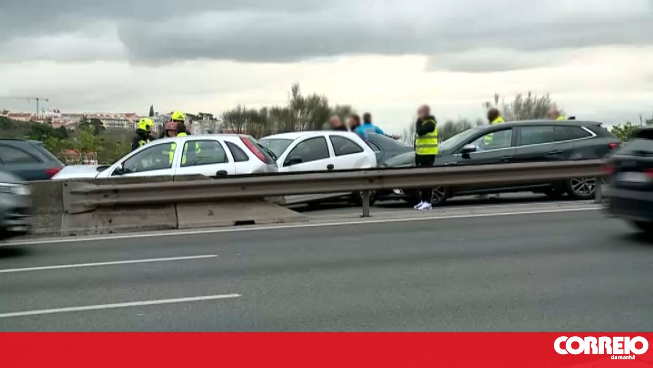 O impacto da cadeia será ferido e causará uma linha de trânsito mais longa na ponte 25 de Abril-Portugal