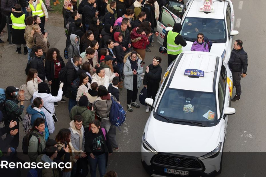 O motorista de táxi fornece um carro para retornar à casa de estudantes sérvios para protestar