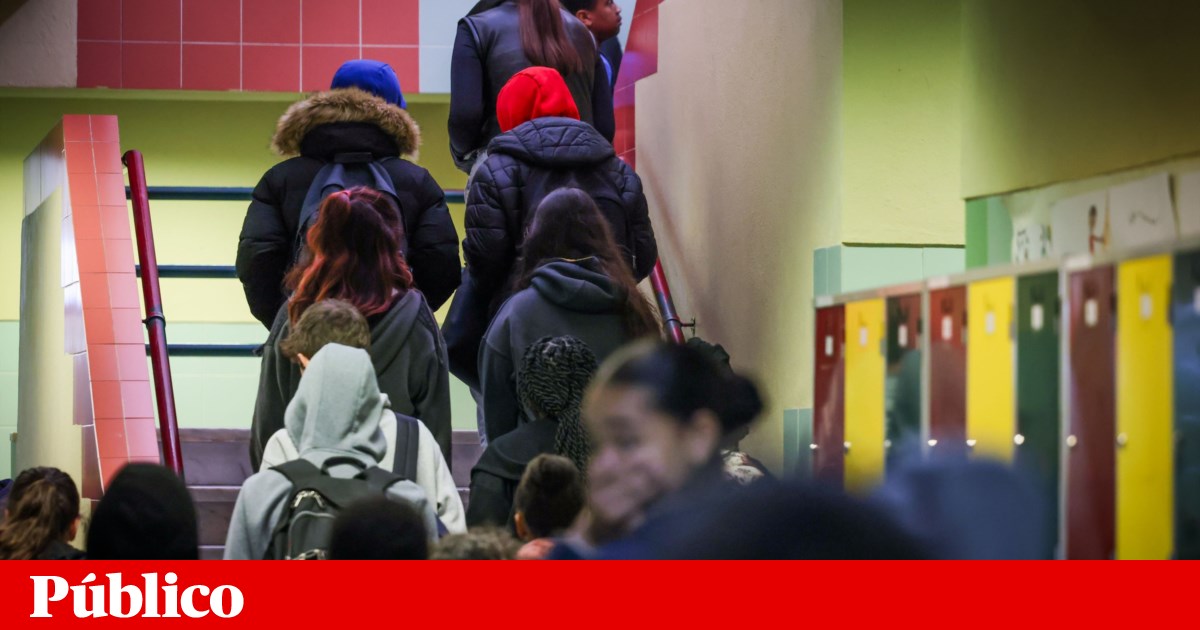 O número de alunos que completaram o ensino médio dentro de três anos diminuem |