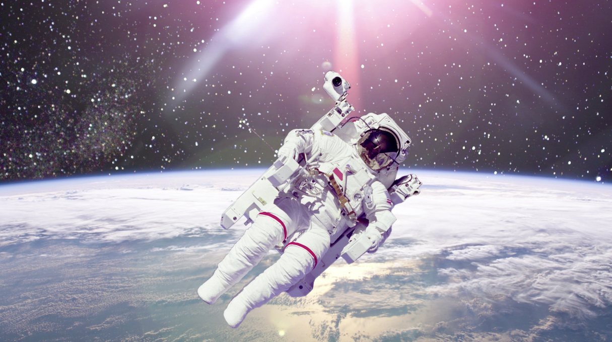 Os astronautas procurarão microorganismos vivos fora da estação espacial